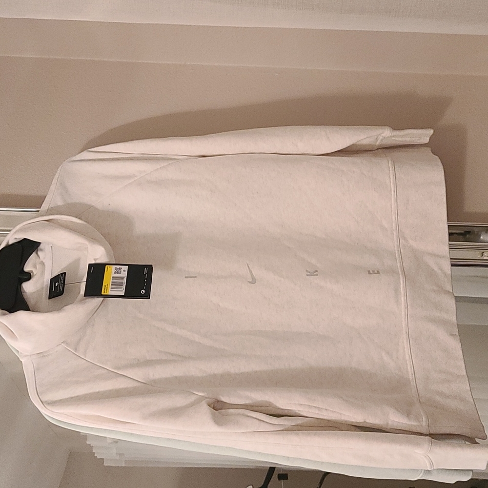 Nike long sleeve cream color sweatshirt with pockets. Size S